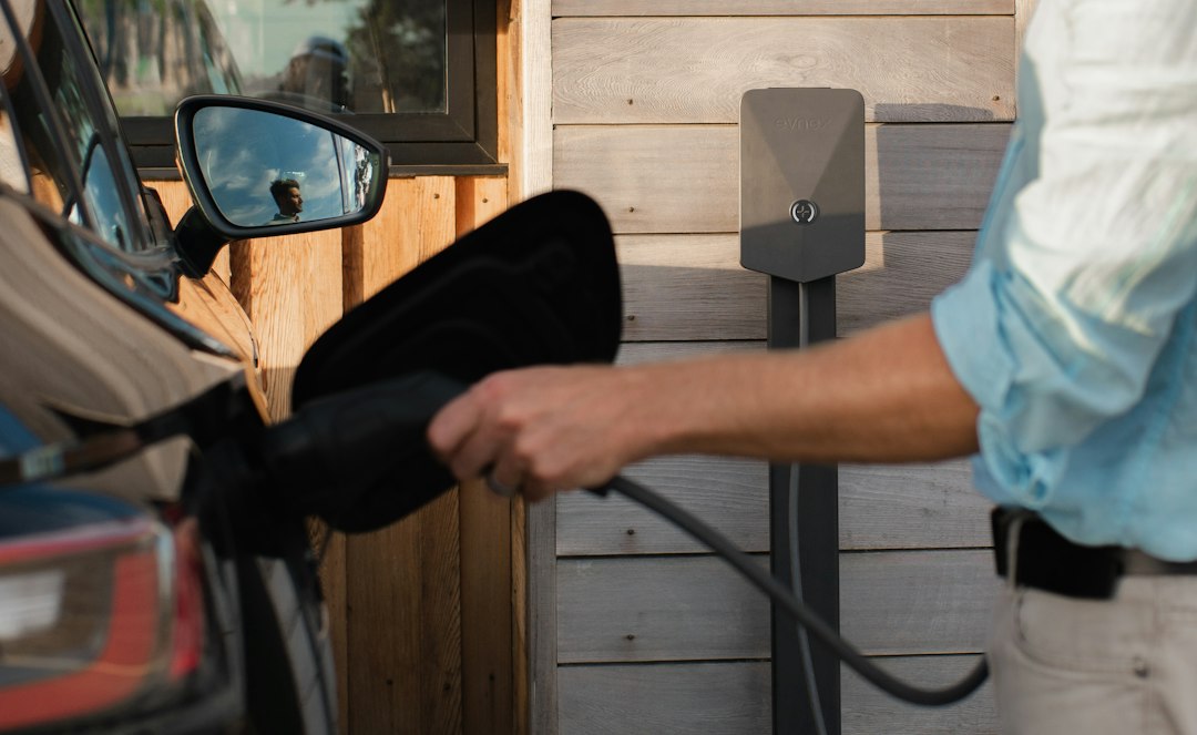 Auto elettrica collegata alla ricarica domestica