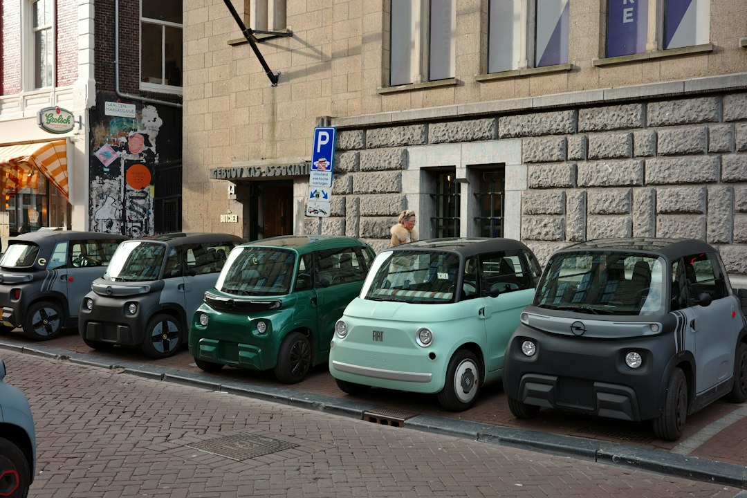 Auto elettrica compatta in ambiente urbano