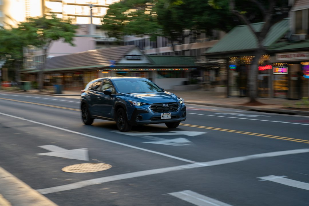 Crossover elettrico compatto su strada