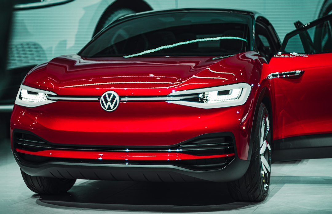 Compatta elettrica Volkswagen su strada