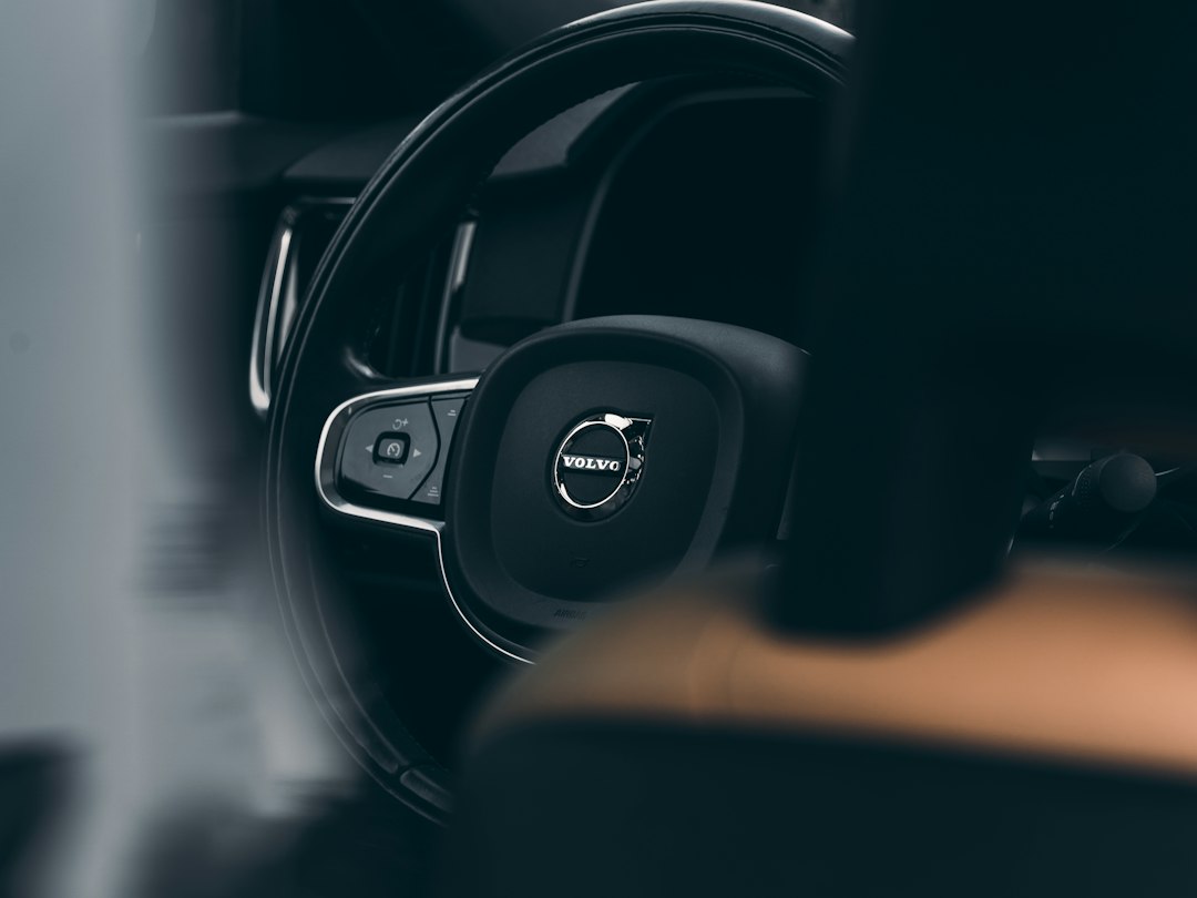 Auto elettrica Volvo presso una stazione di ricarica