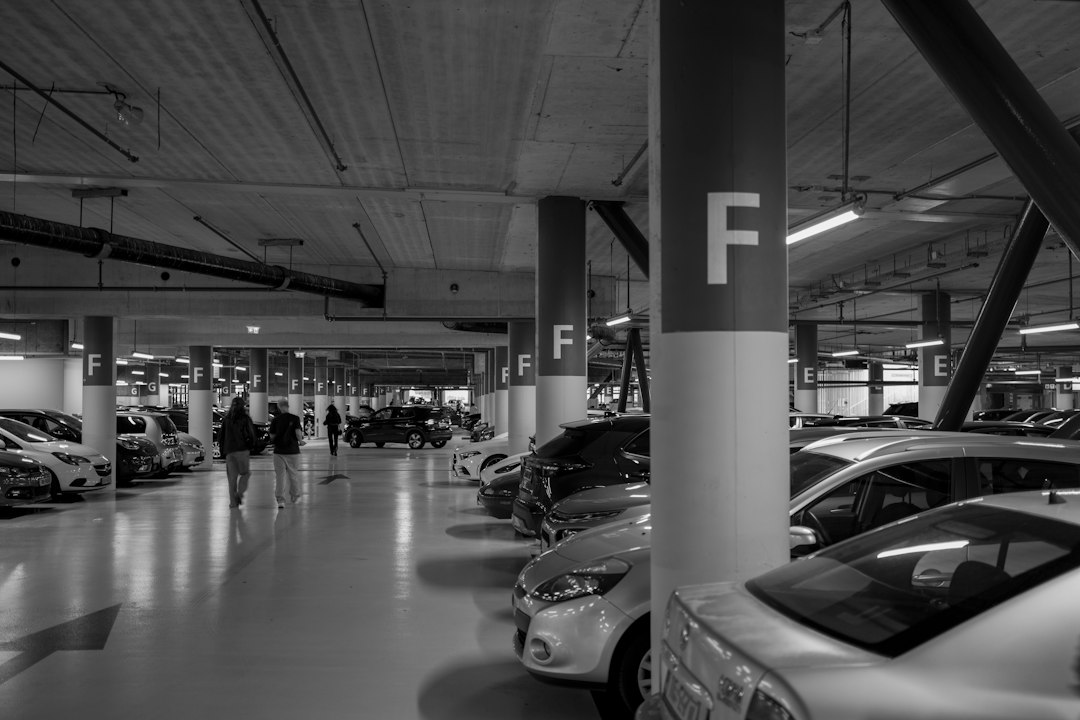 Immagine illustrativa di ricarica per auto elettriche in un parcheggio commerciale