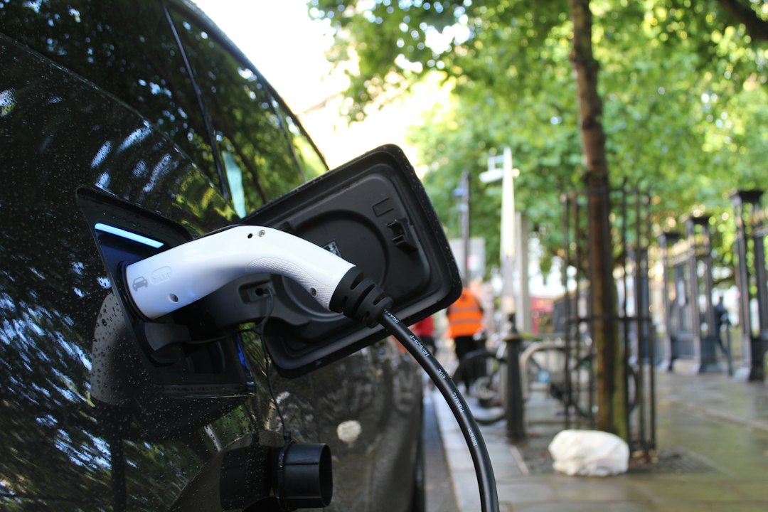 Immagine illustrativa di una stazione di ricarica per auto elettriche in città