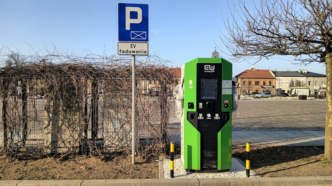Auto elettrica presso una stazione di ricarica pubblica in Europa
