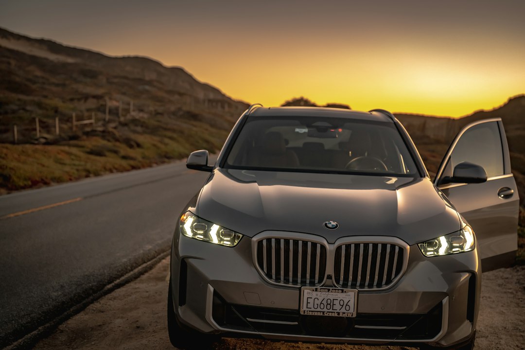 SUV elettrico moderno su strada