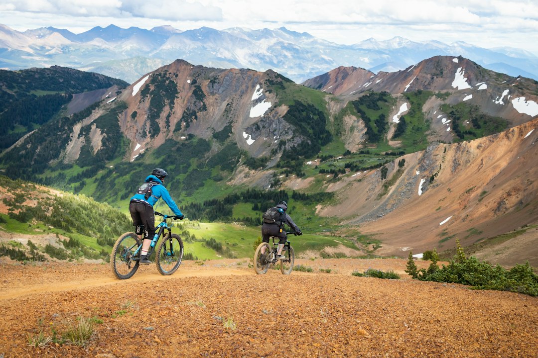 Mountain bike su un percorso sterrato in montagna