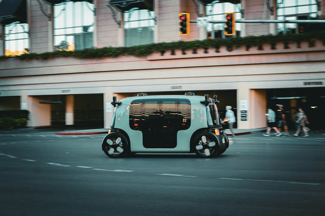Immagine illustrativa di un veicolo autonomo in ambiente urbano