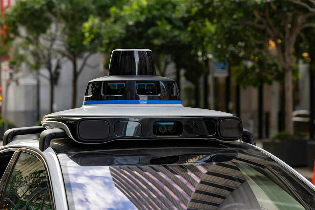 Veicolo autonomo con sensori in una strada urbana, immagine illustrativa dei robotaxi elettrici