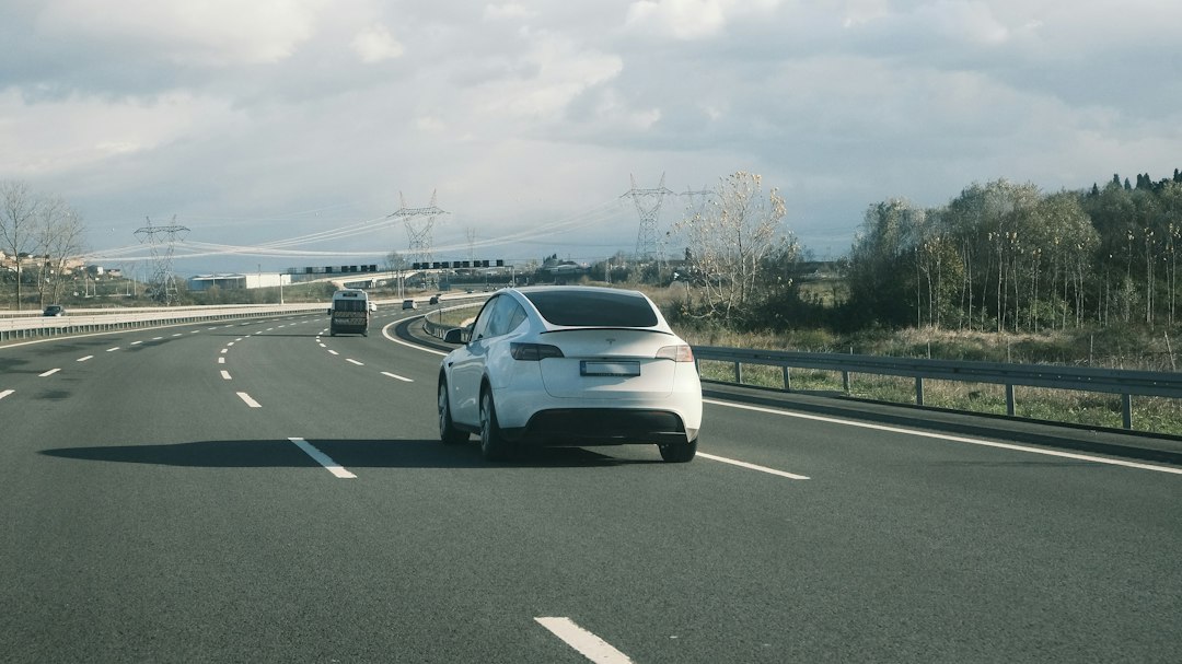 Auto in viaggio su una strada extraurbana